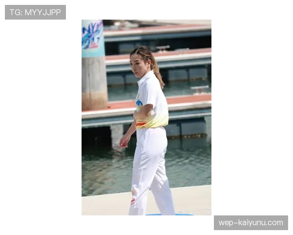 刘诗雯训练室里悄悄的，谁注意到她手机屏保竟然是旅游美照？