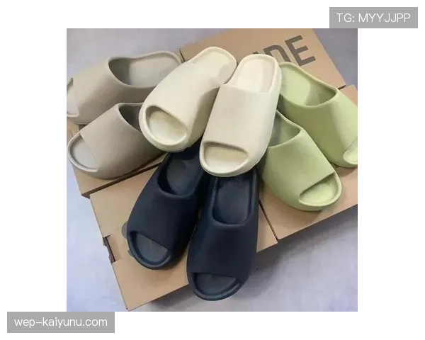 特雷·杨场下穿拖鞋逛超市，这松弛感真是他本人？